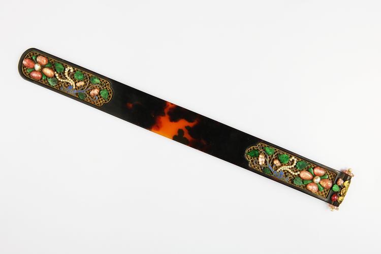 玳瑁镶珠嵌玉石花卉纹扁方