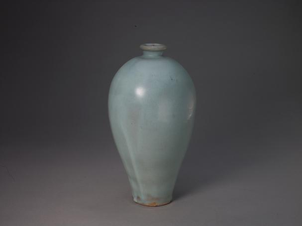 钧窑月白釉梅瓶