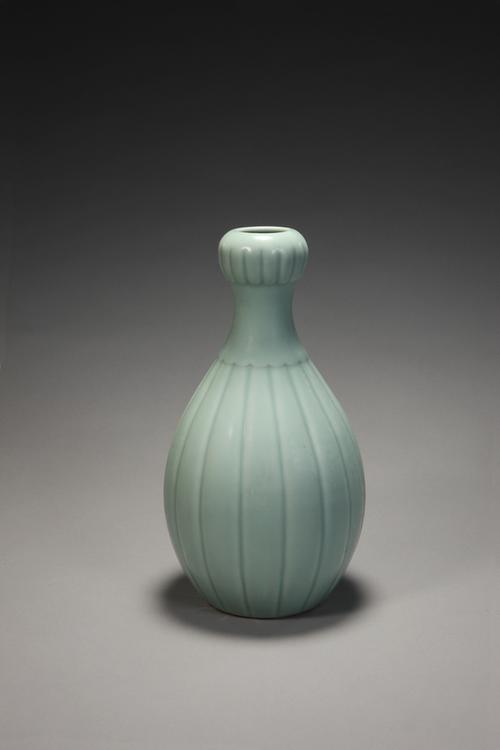 雍正款冬青釉瓜棱蒜头口瓶