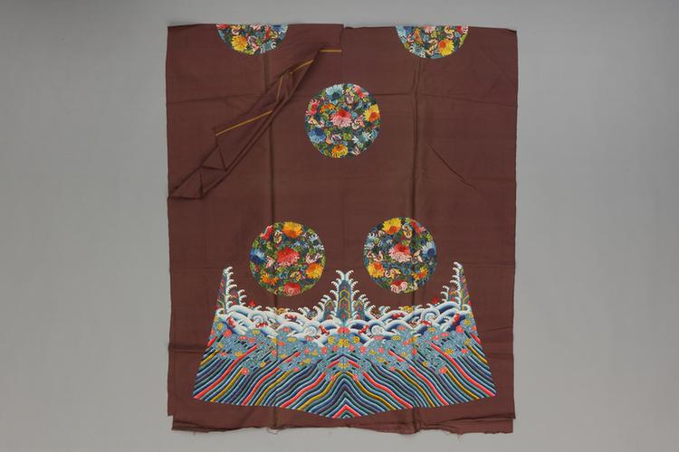 绛色绸绣八团有水菊蝶纹袍料