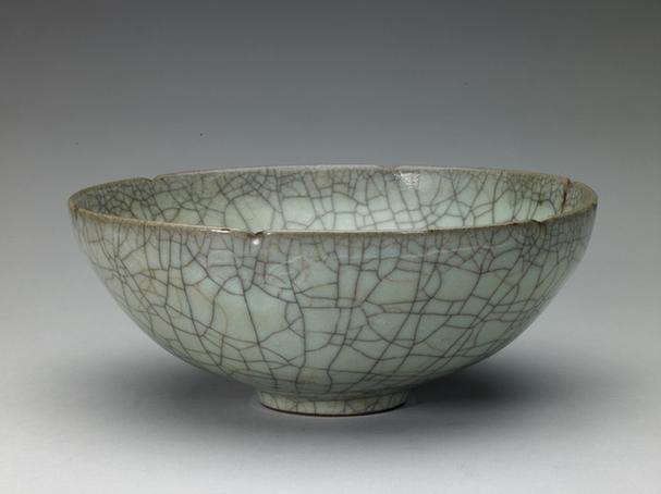 哥窑青灰釉葵口碗