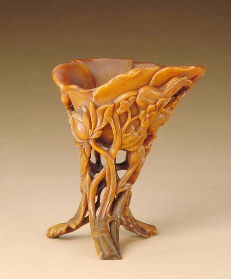 犀角雕花卉纹三足觥