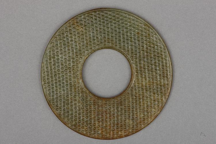 青玉浮雕双螭蒲纹璧