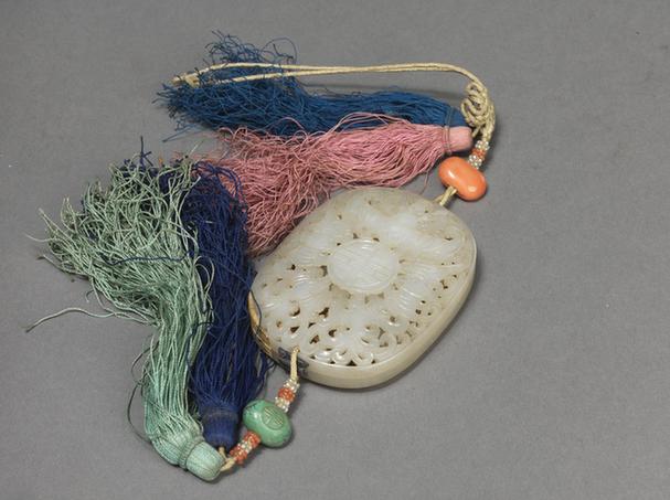 青玉镂雕五蝠捧寿花囊