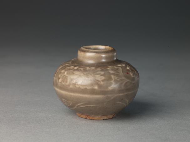 龙泉窑青釉凸云龙纹小罐