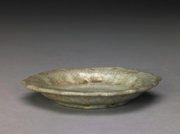 官窑青釉折沿菱花口碟