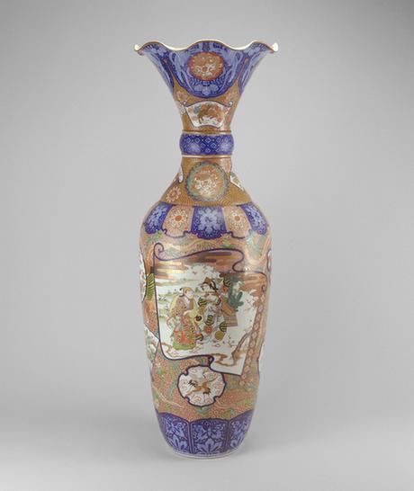 洋瓷彩花加金人物图两截撇口大瓶