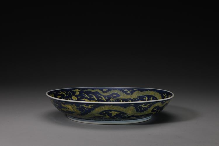 道光款蓝地黄彩云龙纹盘