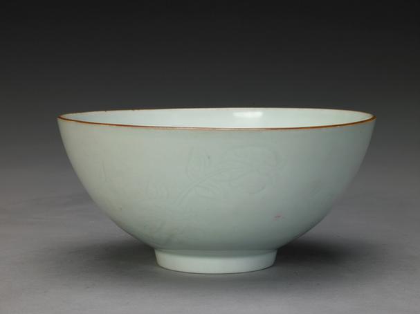 玉堂佳器款粉青釉暗花三果纹碗