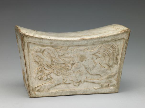 磁州窑刻乾隆御题诗狮羊纹枕