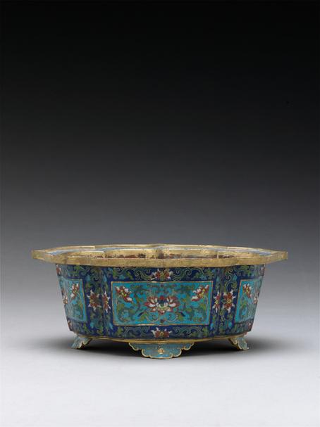 掐丝珐琅开光勾莲纹菱花式花盆