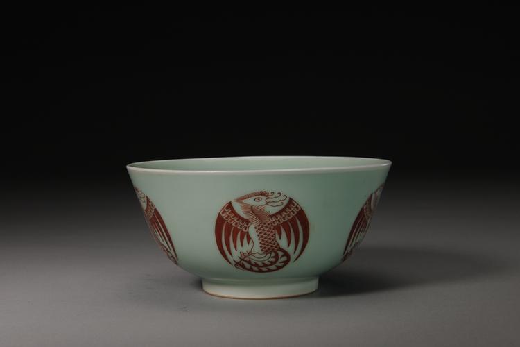 宣统款冬青地釉里红团凤纹碗