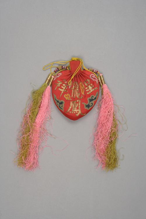 红色缎平金锁绣龙凤呈祥纹活计-荷包