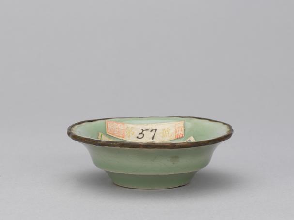 宣德款仿龙泉釉划花碟