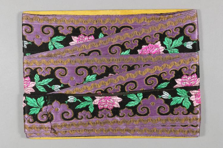 雪灰色缎地云头牡丹纹绦