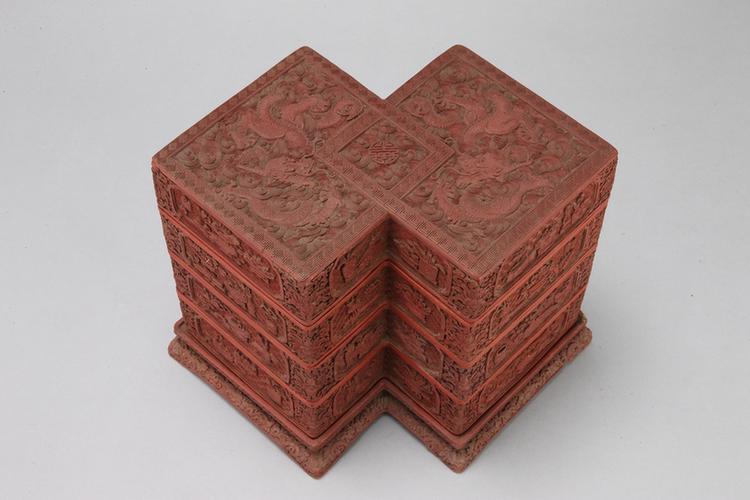 剔红云龙纹开光博古纹方胜式三层套盒