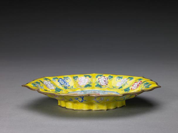 康熙款画珐琅勾莲纹菱花式盘