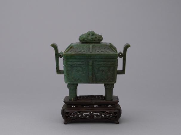 碧玉兽面纹出戟朝冠耳四足长方带盖炉