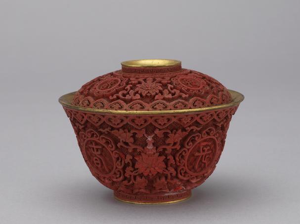 剔红长春万岁缠枝莲纹铜里盖碗