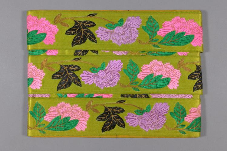 米色缎地勾莲牡丹纹绦