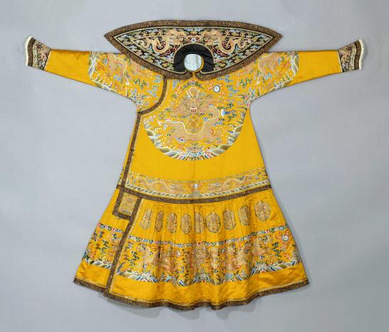 明黄色缎绣金龙朝袍