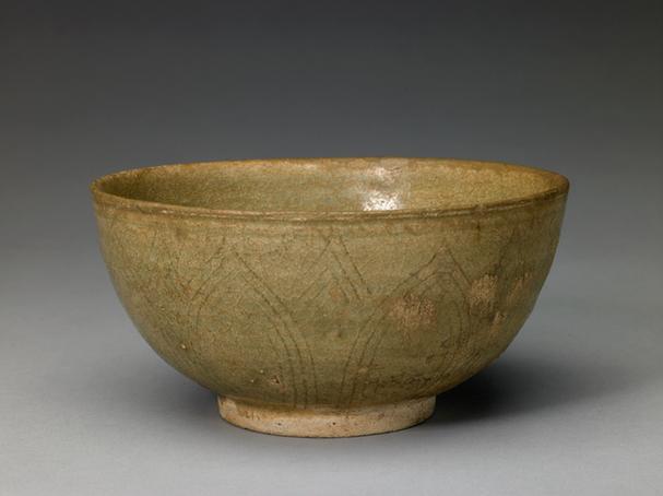青釉刻花莲瓣纹碗