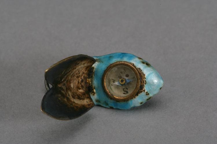 银烧蓝蝉形佩式指南针