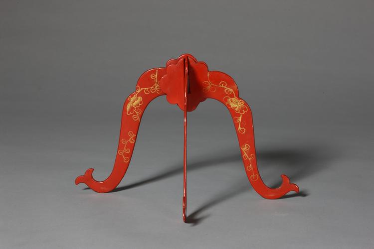 皮胎红漆描金折枝花纹三连式冠架