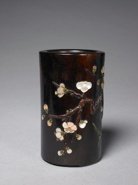 紫檀嵌螺钿梅竹图笔筒