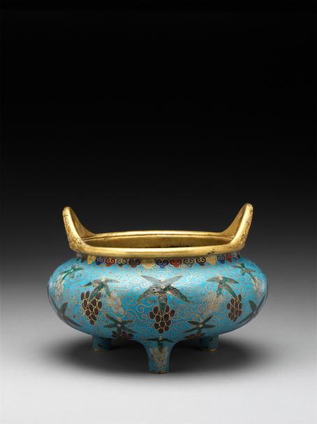 掐丝珐琅葡萄菊花纹朝天耳三足炉