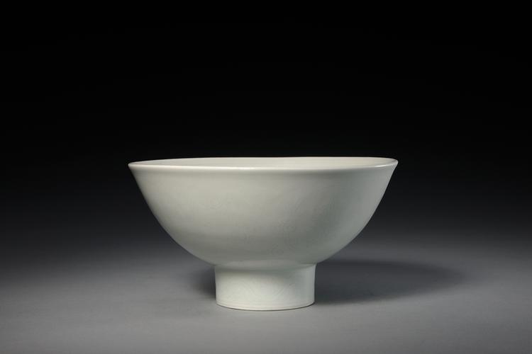 甜白釉暗花缠枝莲托八吉祥纹碗