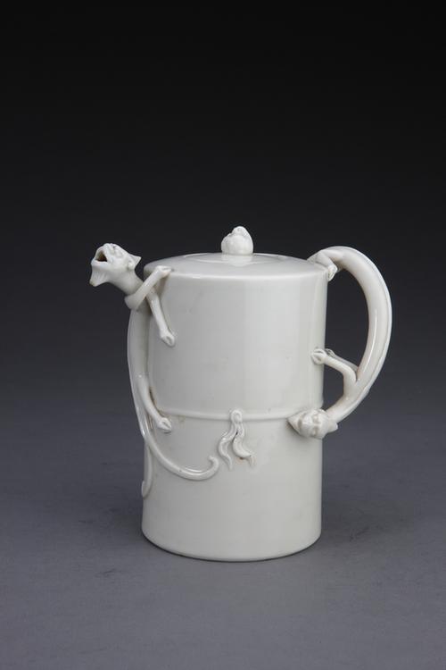 德化窑白釉塑贴蟠螭纹带盖执壶