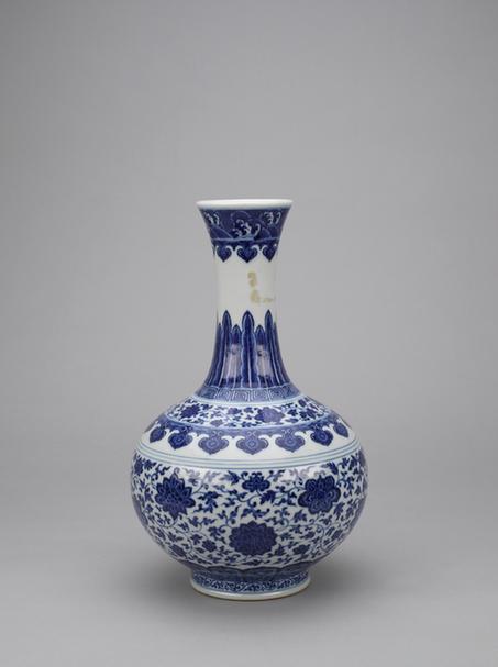 嘉庆款青花缠枝莲纹赏瓶