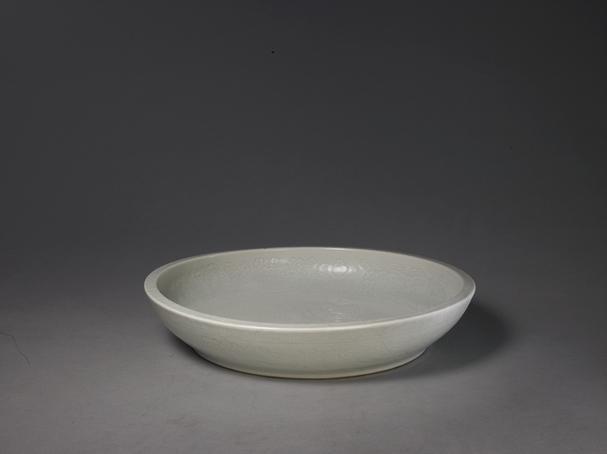 白釉暗划把莲纹盘