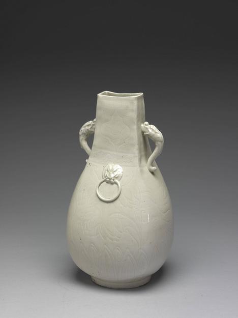 白瓷铺首龙耳方壶