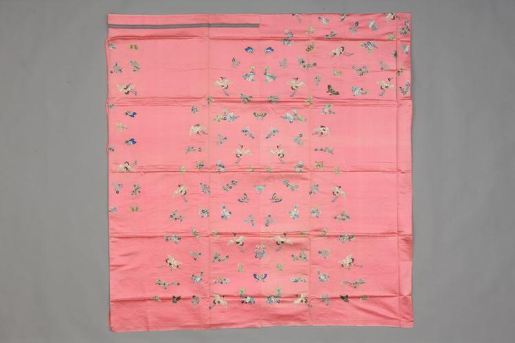 粉色缎绣四季花蝶鹤纹袍料