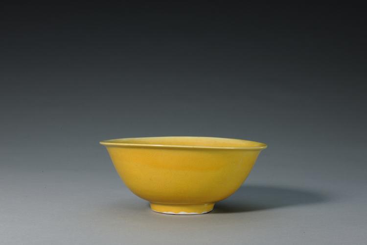 隆庆款黄釉暗划龙纹碗