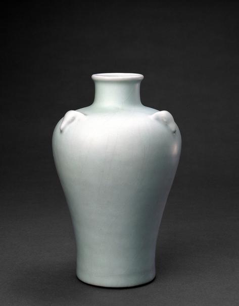 乾隆款仿官釉浮雕三羊梅瓶