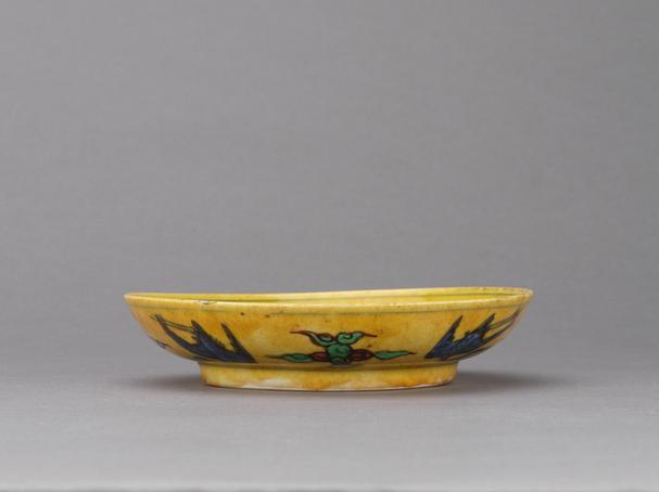 万历款五彩里龙外云鹤纹盘