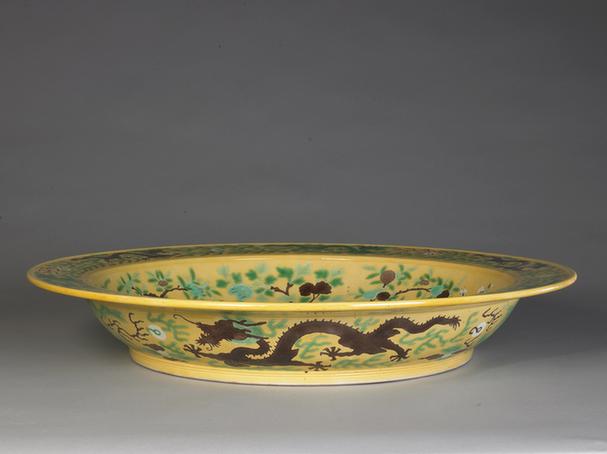 储秀宫制款黄地紫绿彩云龙花卉纹折沿盘