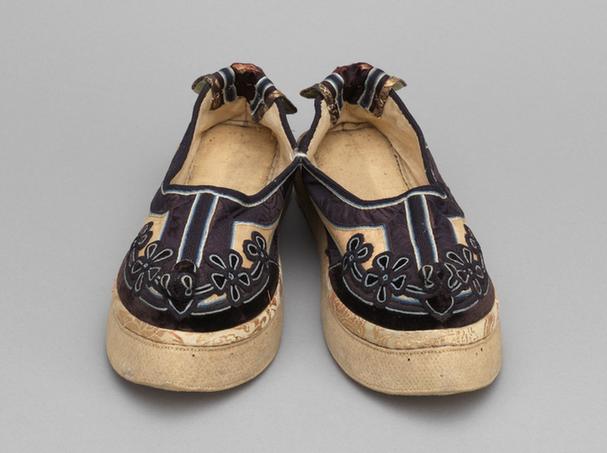 米黄色缎补绒云纹头尖底鞋