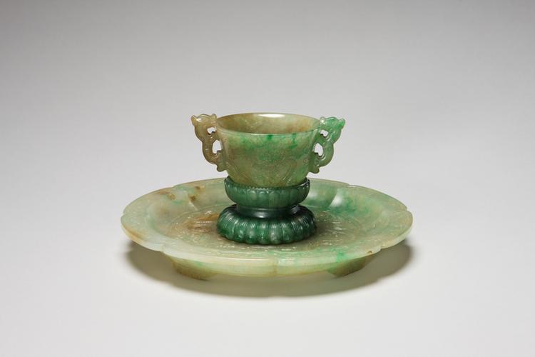 乾隆款翠龙纹双耳盘