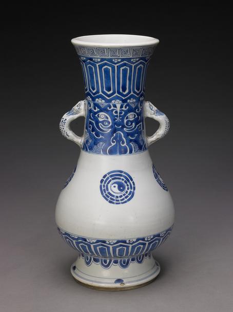 青花八卦纹兽面螭耳瓶