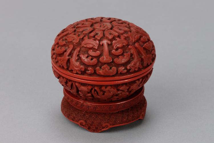 剔红带几三事-锦地兽面纹盒