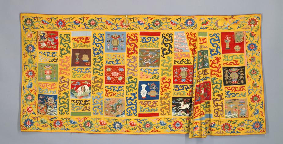 明黄色缂丝博古勾莲夔龙凤兽纹袈裟