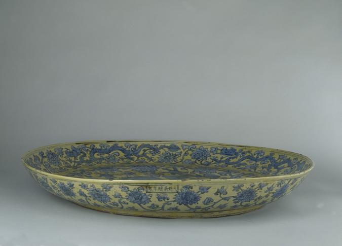 嘉靖款黄地青花龙穿缠枝莲纹盘