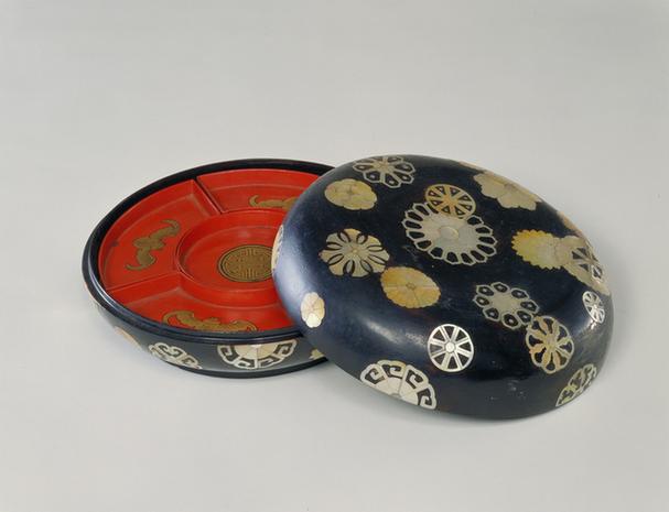 黑漆嵌螺钿团花纹攒盒