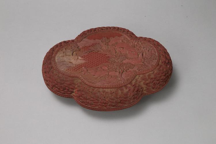 剔红耕耘图海棠式盒