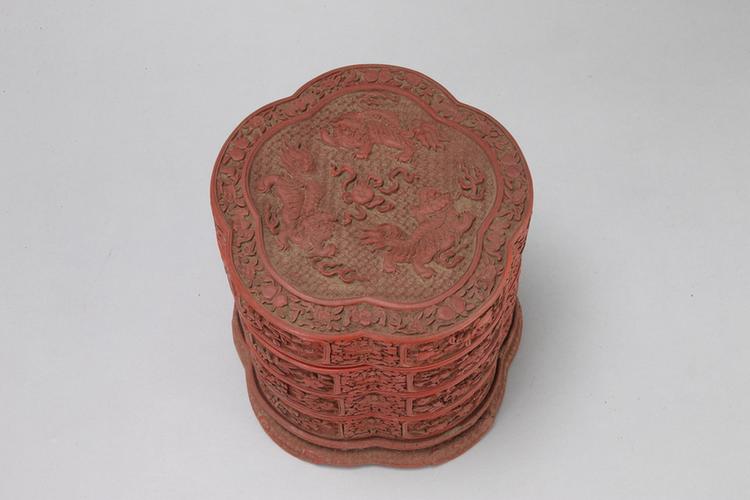 剔红三狮戏球图开光花卉纹梅花式三层套盒