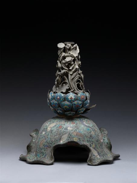 掐丝珐琅鱼藻纹荷叶式器座